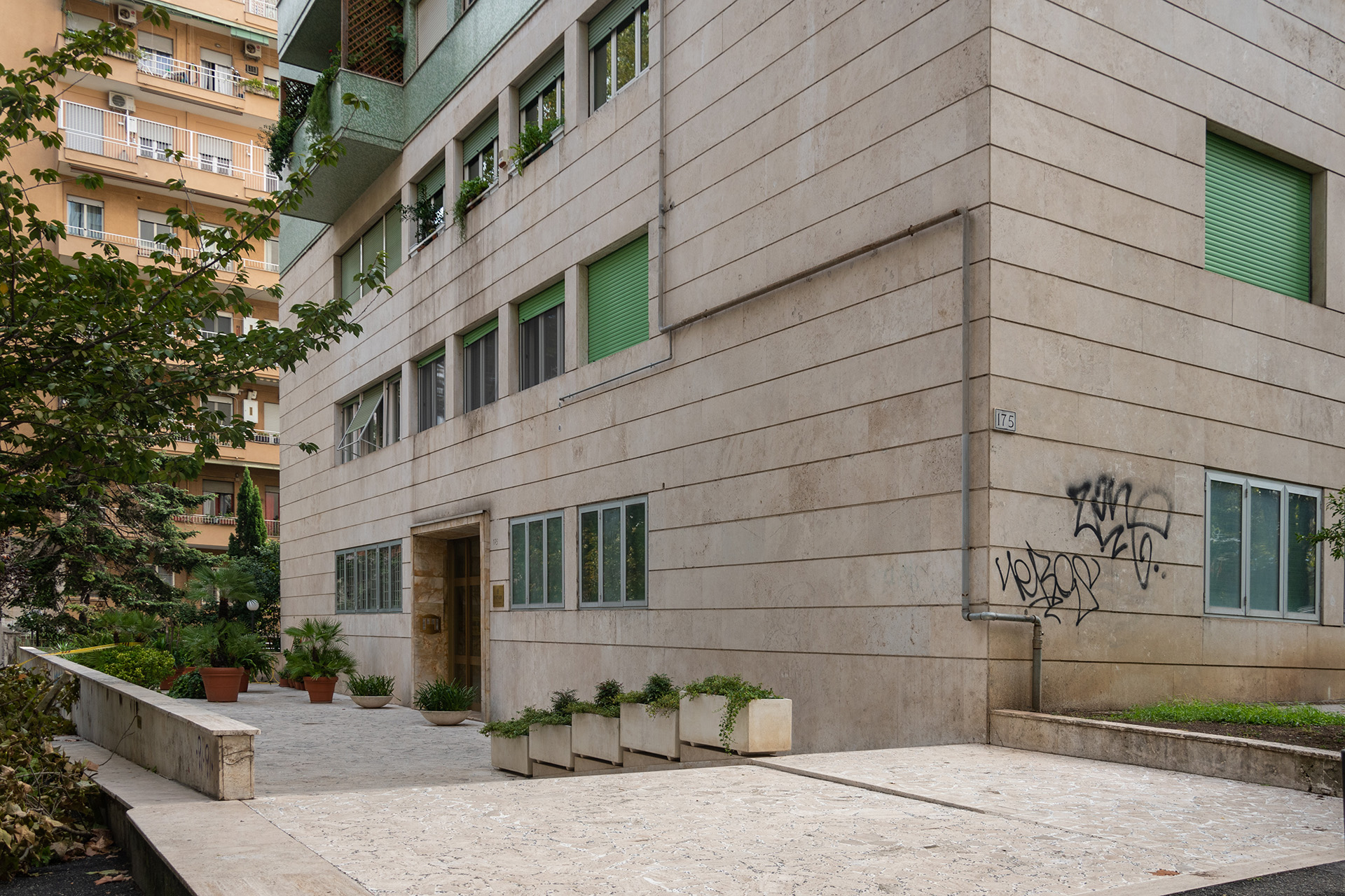 Vista dell'ingresso da Via Cornelio Magni