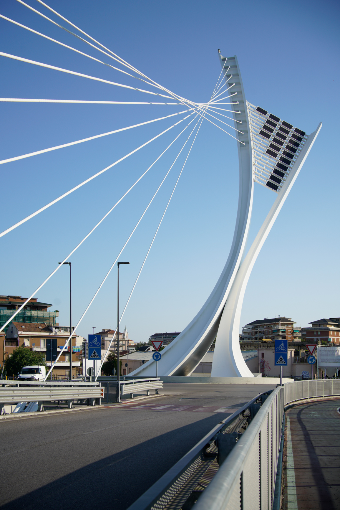 Vista dalla carreggiata del ponte
