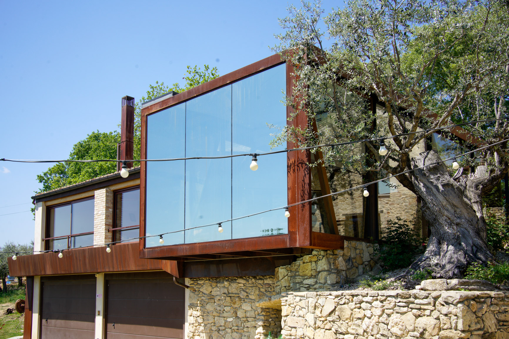 Scorcio del volume aggettante in corten e vetro