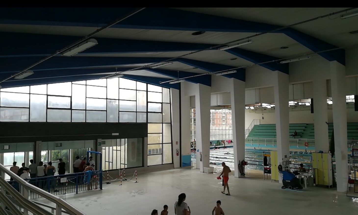  Vista della struttura e della vetrata del corpo originario. Nei primi anni Duemila le due vasche sono state coperte con un nuovo solaio, è stato demolito il fronte laterale e costruito, in adiacenza, un nuovo edificio con piscina olimpionica, 2018