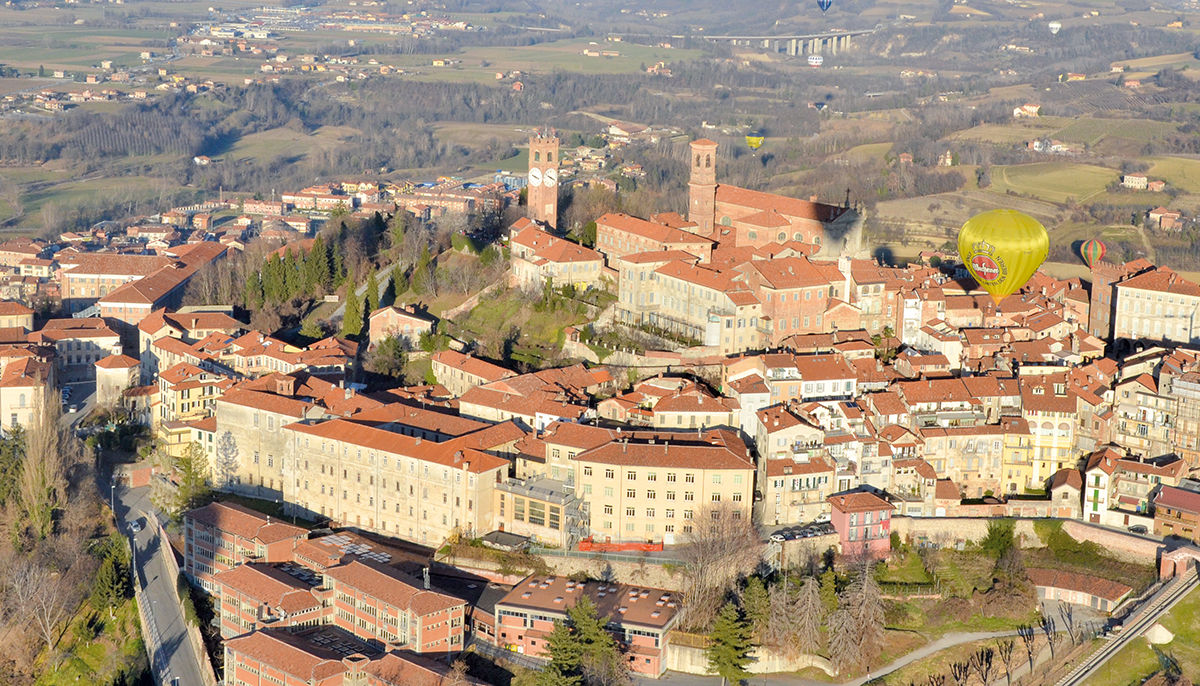 Vista aerea di Mondovì Piazza con il complesso dell’Istituto Baruffi in basso 