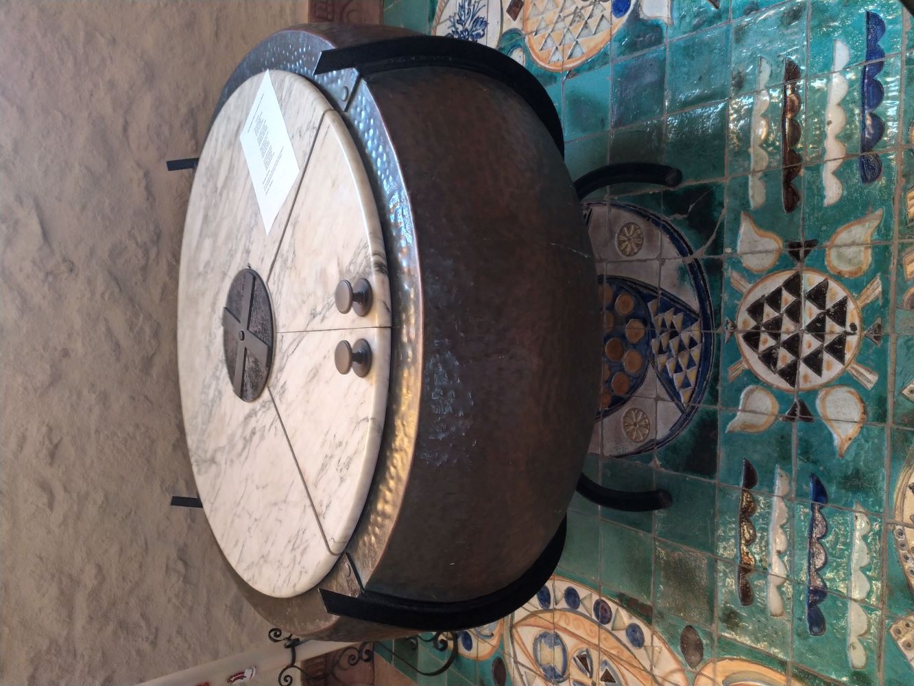 Interno - dettaglio fonte battesimale