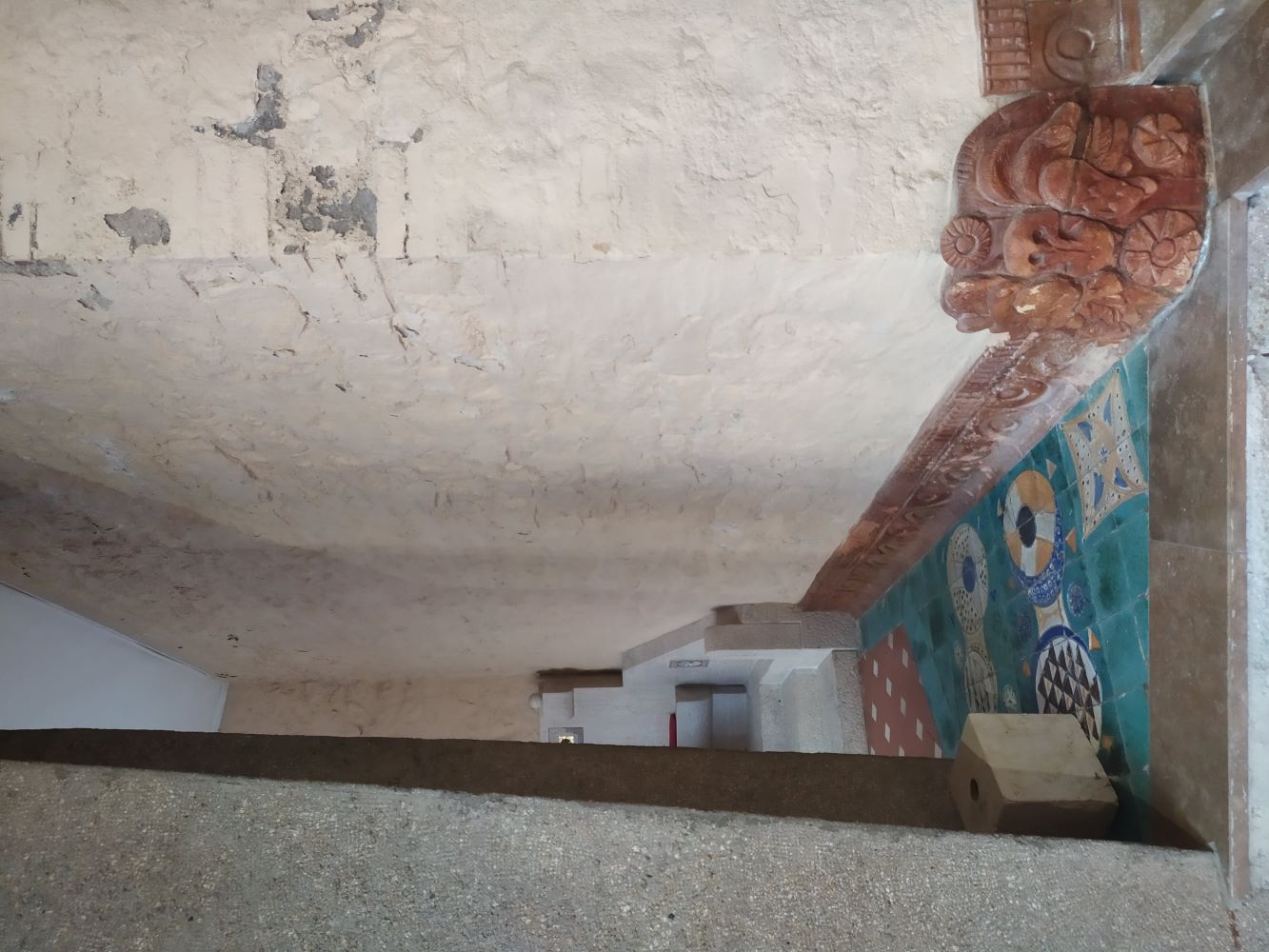 Interno - dettaglio decorazioni in ceramica