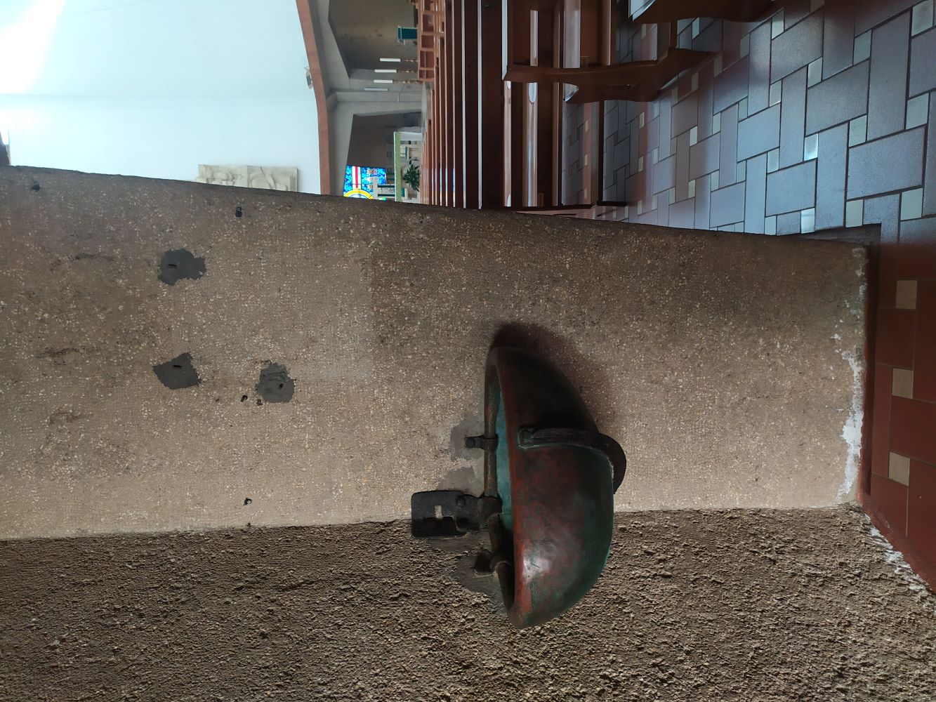 Interno - dettaglio acquasantiera