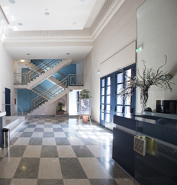 Il foyer con la biglietteria e la scala a doppia forbice sullo sfondo