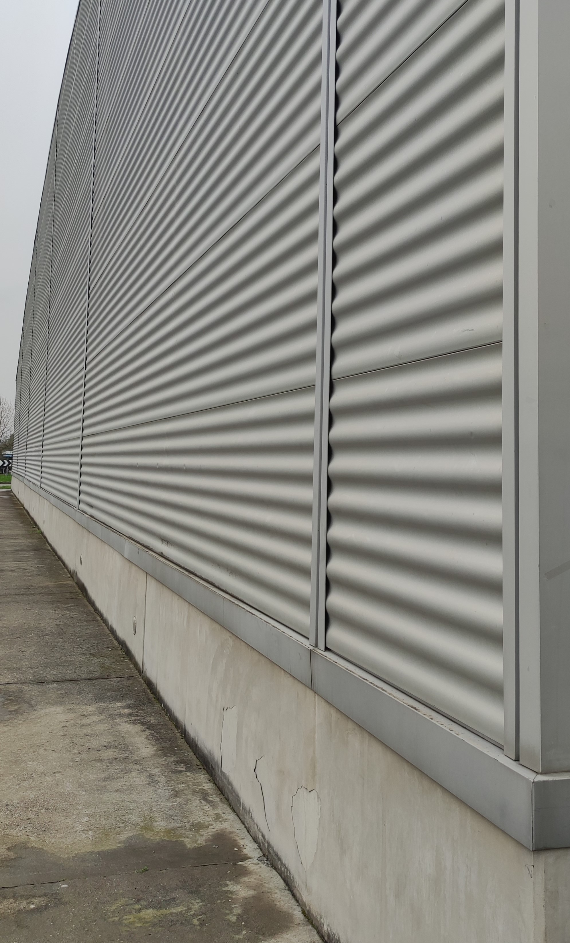 Dettaglio del rivestimento con pannelli d'alluminio dalla superficie ondulata