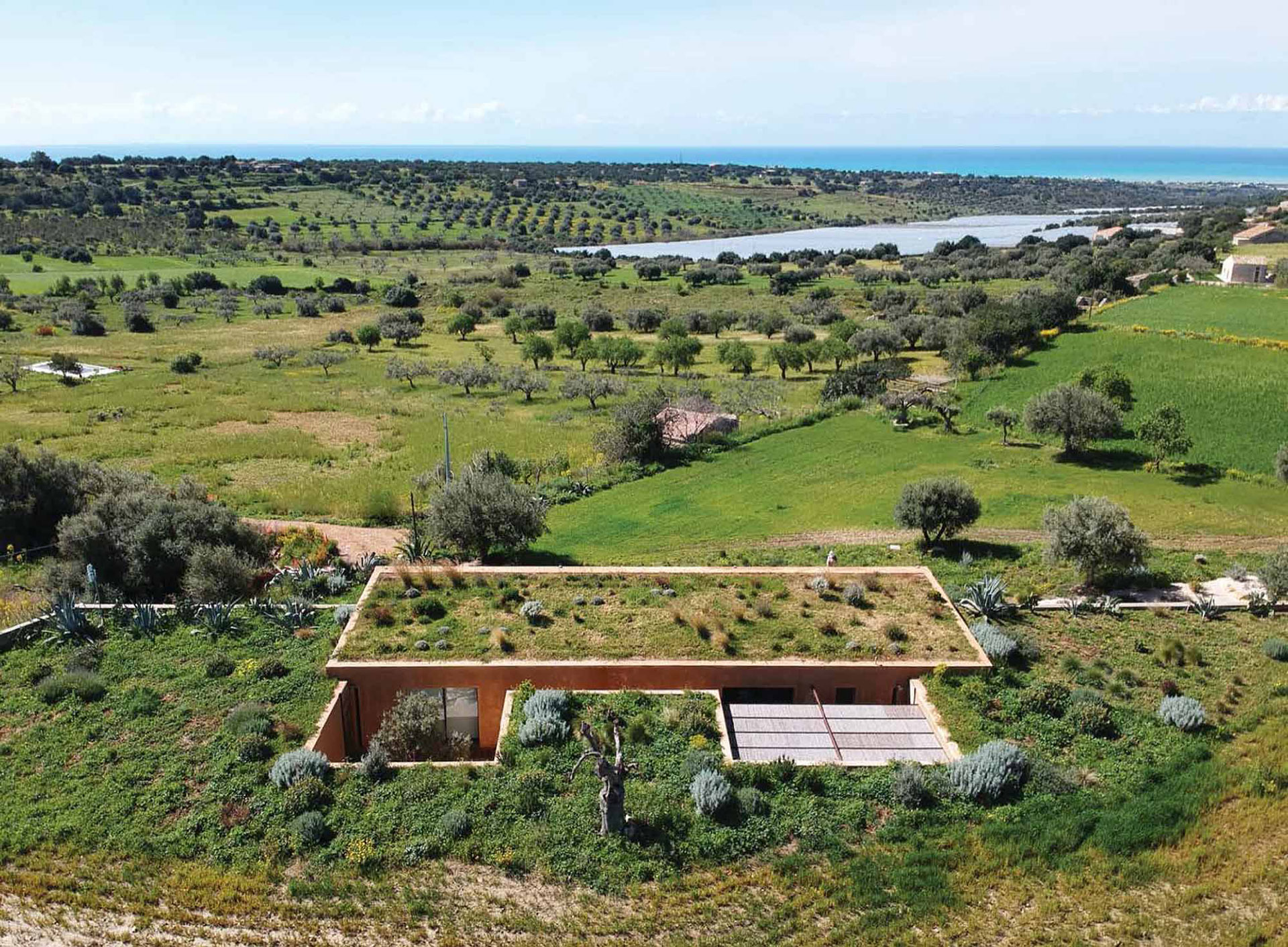 Vista della casa dall'altipiano col mare sullo sfondo