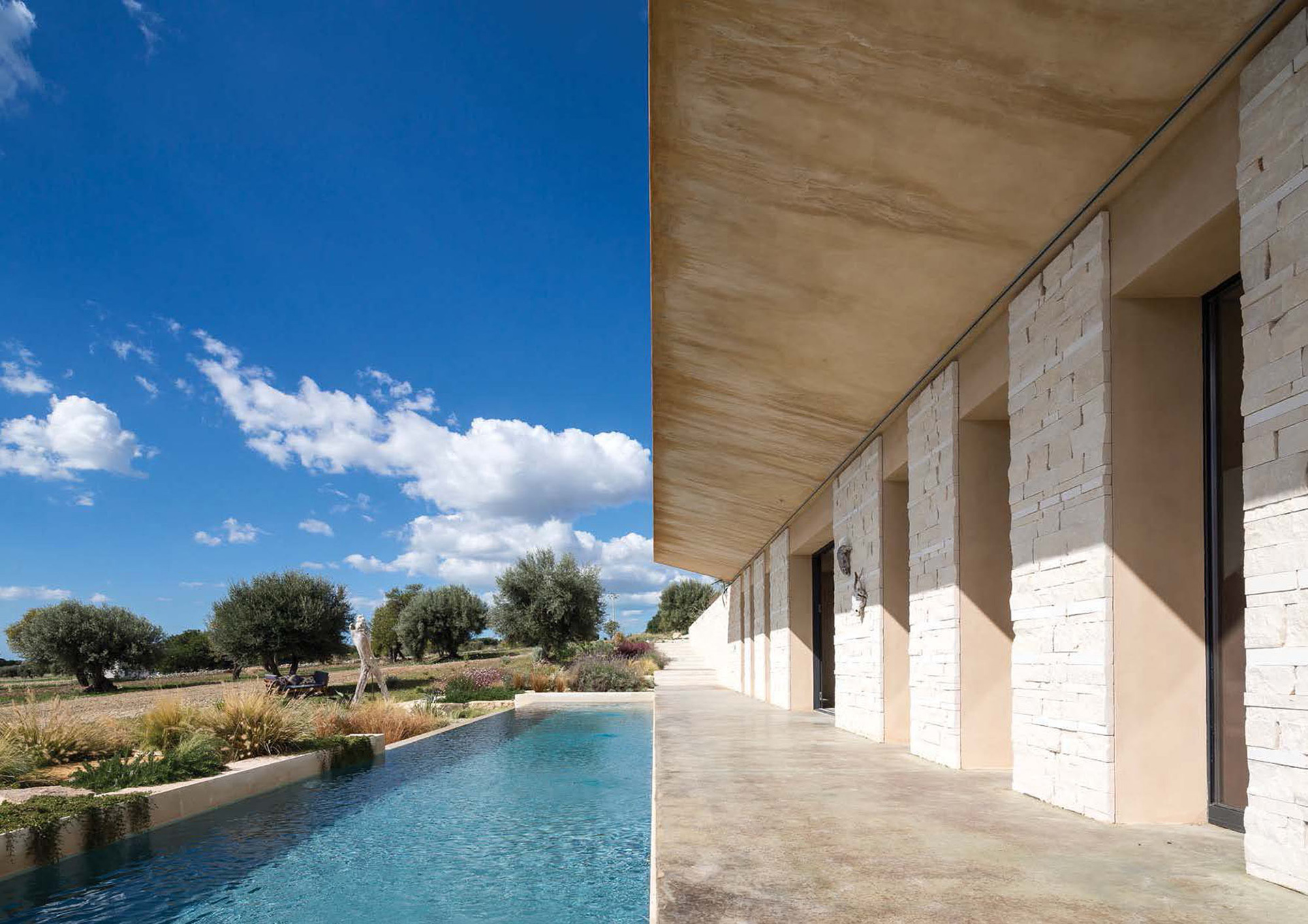 Il prospetto dell'edificio con la pensilina a sbalzo e la piscina