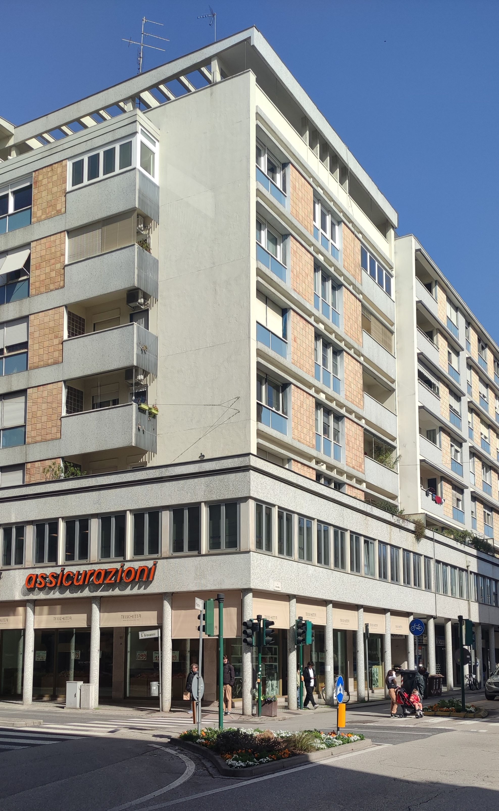 Facciata condominio all'incrocio di largo San Giovanni e via XXX Aprile
