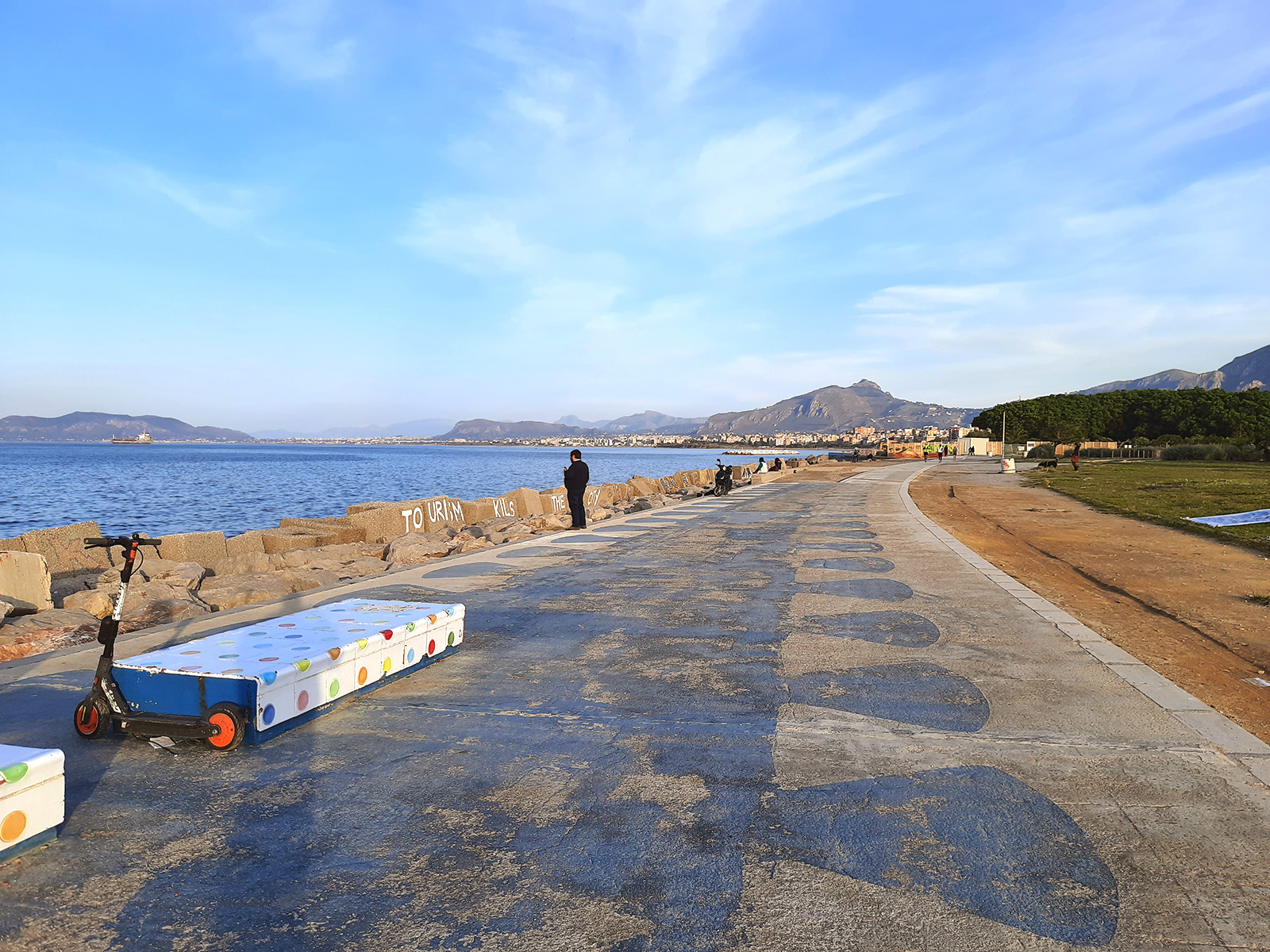 Passeggiata costiera e sedute in ceramica, vista verso nord-est