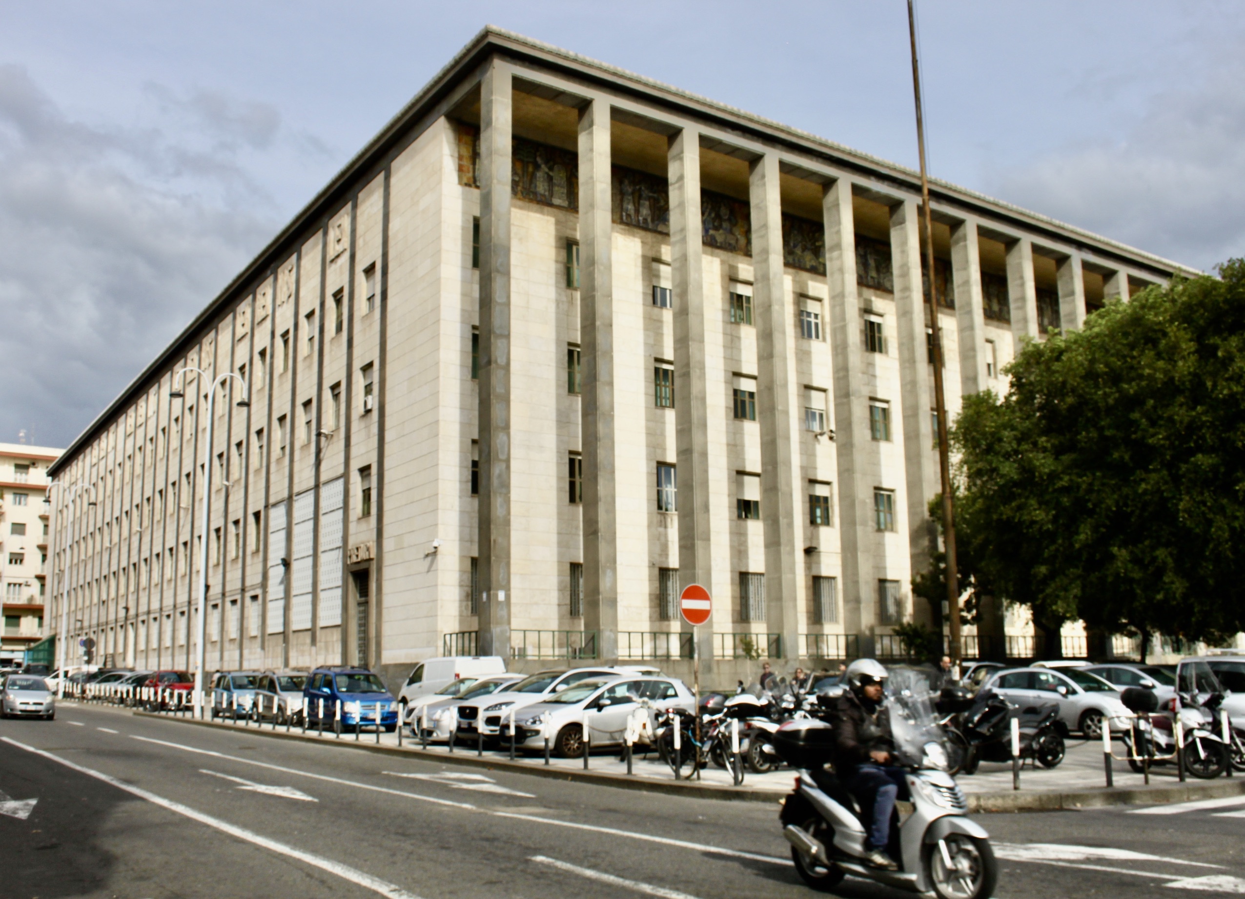 Palazzo di Giustizia di Catania, dettaglio del prospetto principale