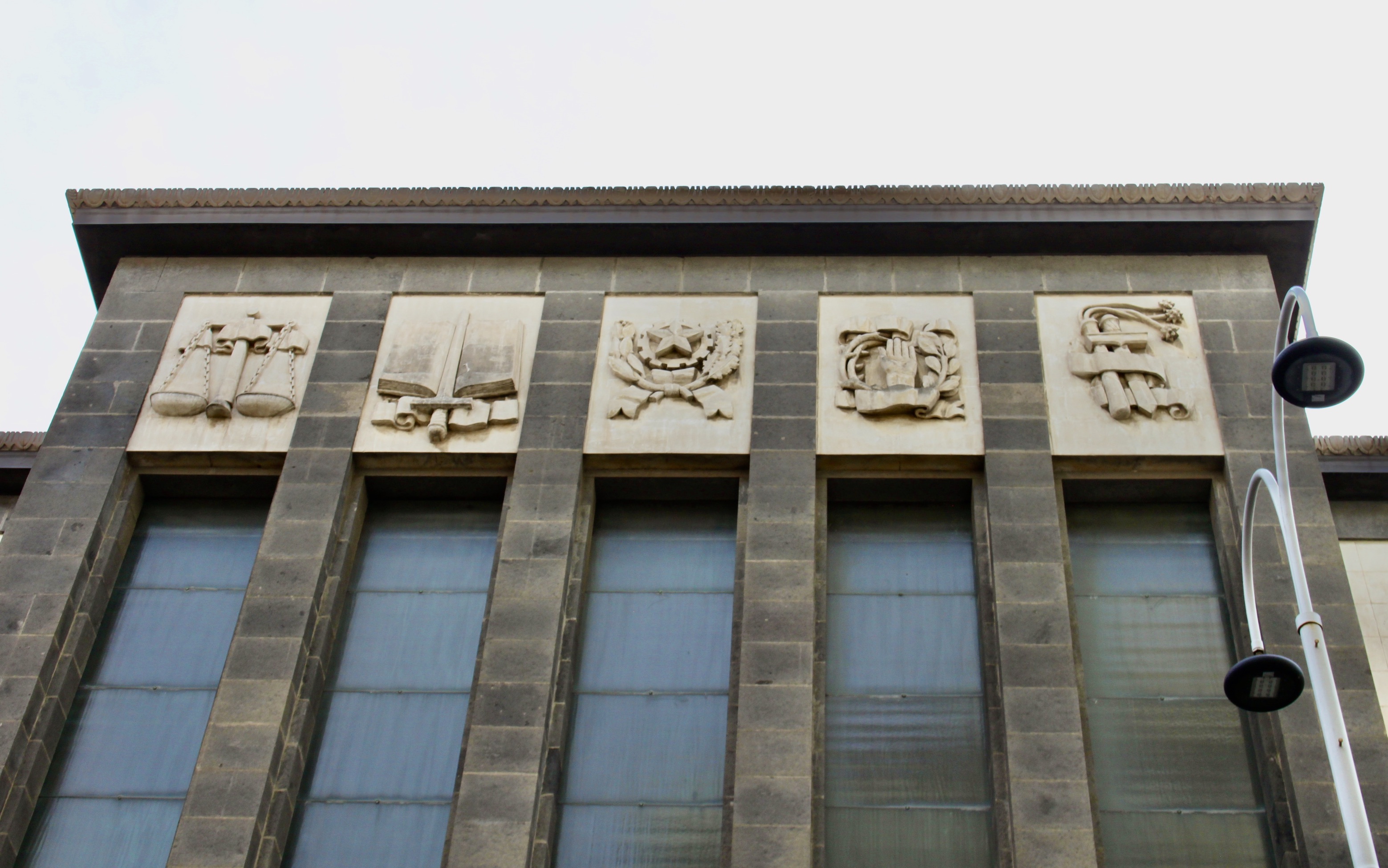 Palazzo di Giustizia di Catania, dettaglio dei bassorilievi nel prospetto posteriore