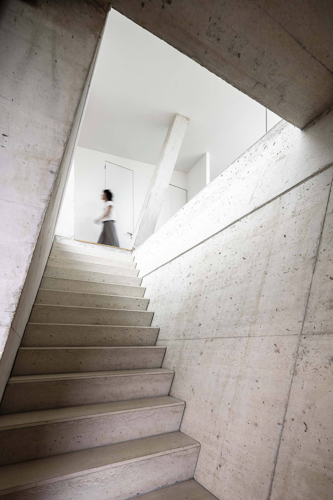 La scala di accesso contenuta nel puntone di sostegno. Primary subject is CASA UNIFAMILIARE 46 in Ragusa, in the Contrada Puntarazzi area. The surrounding environment shows the urban or architectural context of the building, with the work presented as the main focus.