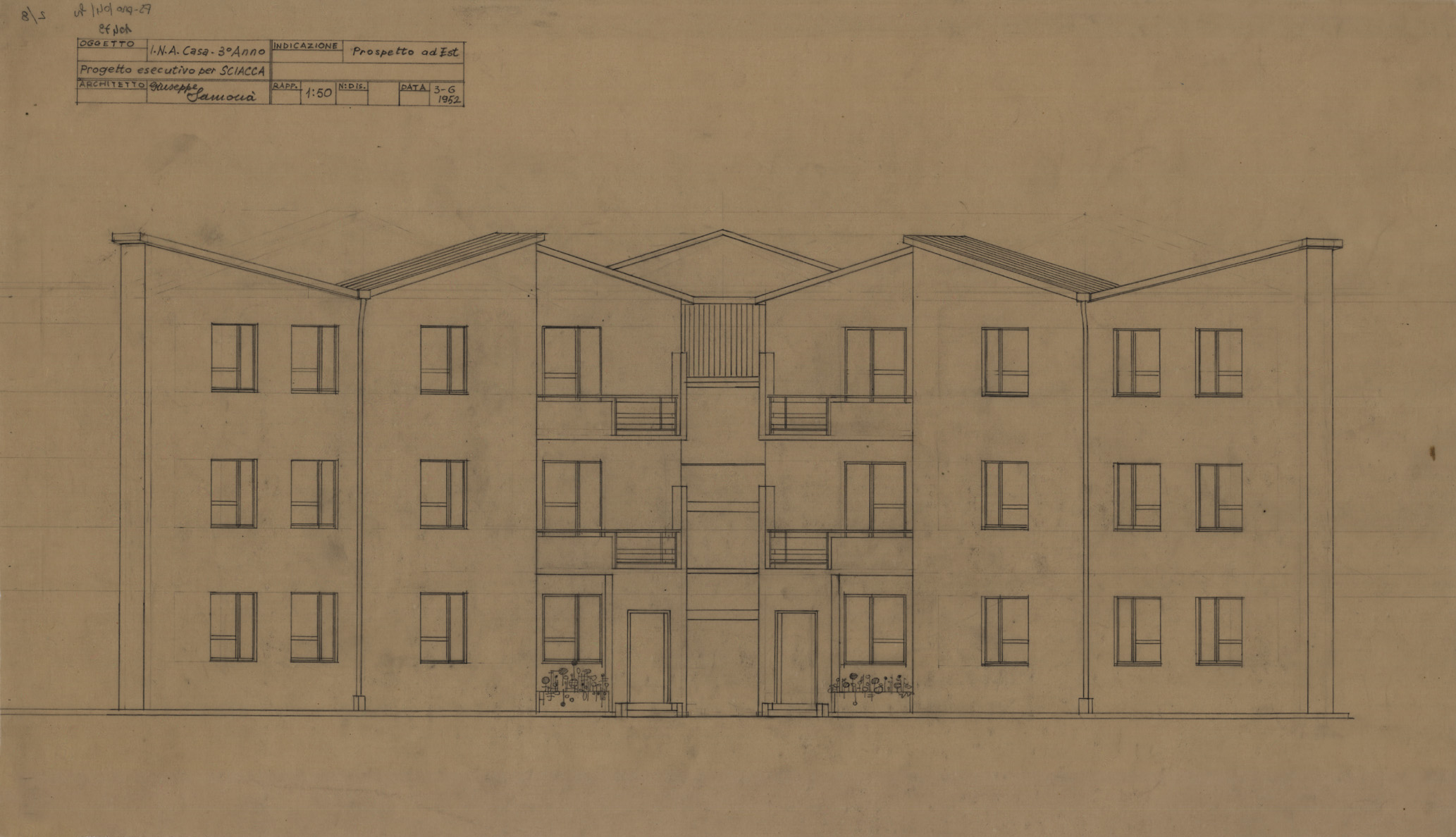 Unità a trifoglio, Prospetto a est