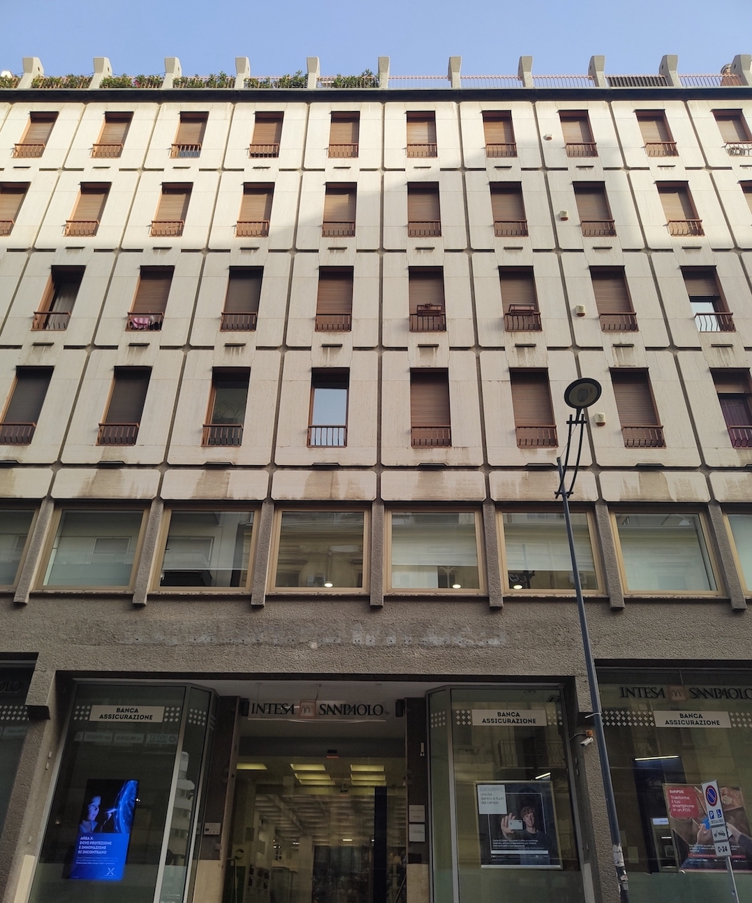 Dettaglio del prospetto principale su via Mariano Stabile