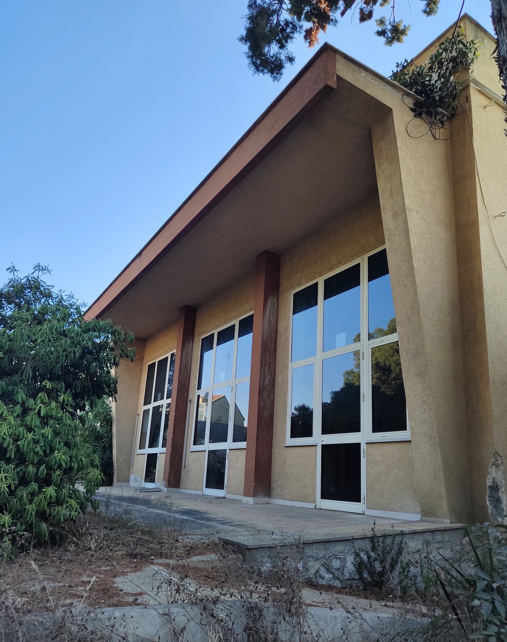 Asilo nido al Villaggio Ruffini, dettaglio vetrate