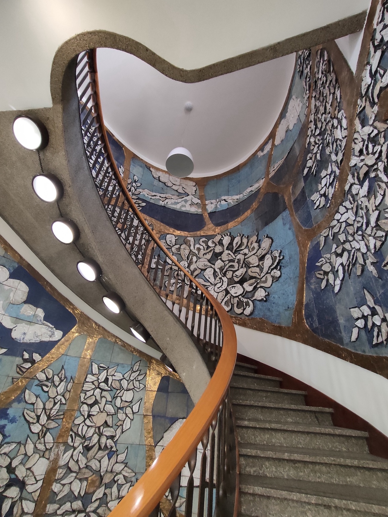 Dettaglio pannello decorativo e scala elicoidale