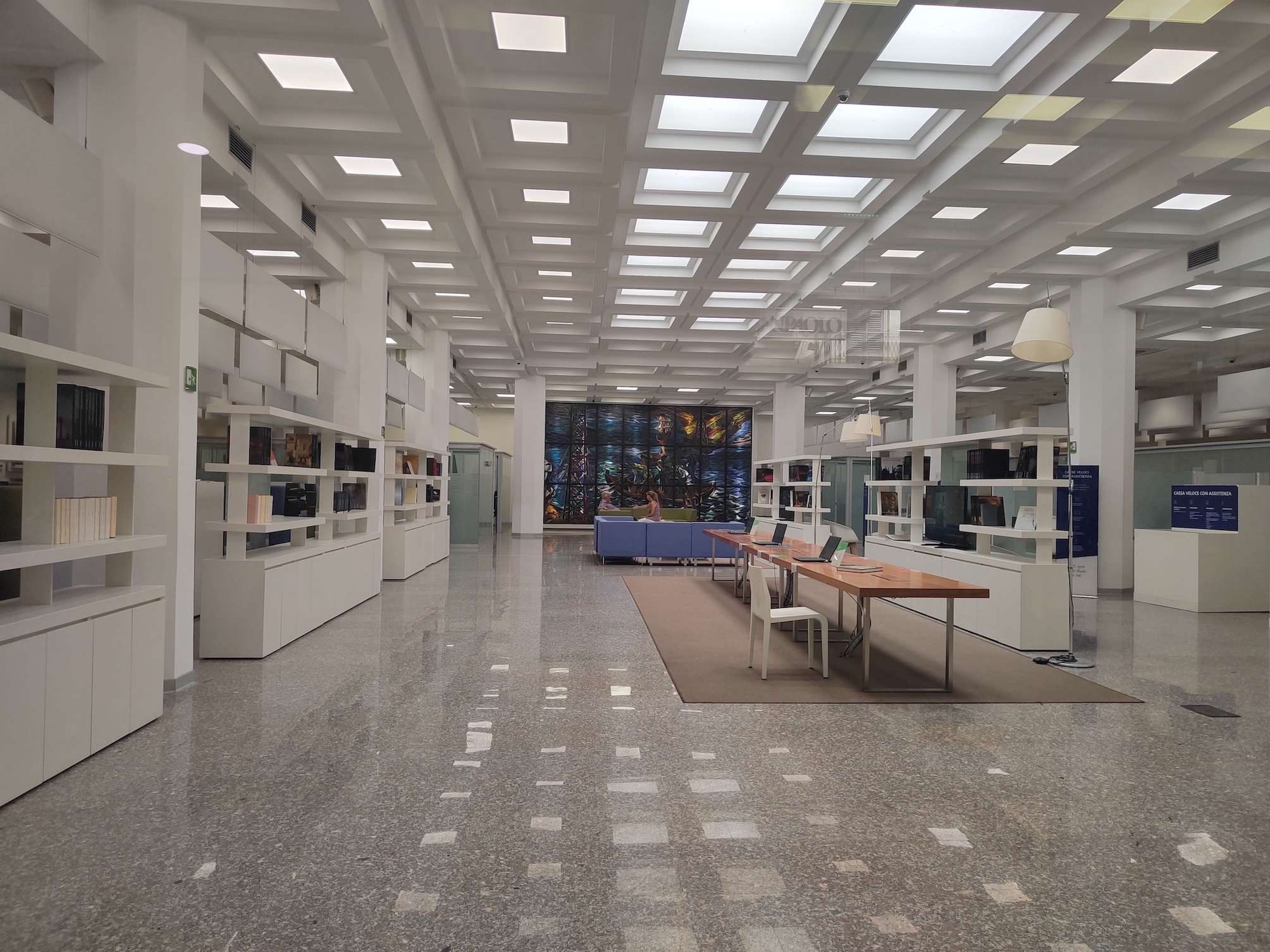 Salone di ricevimento del pubblico e vetrata nella parete di fondo