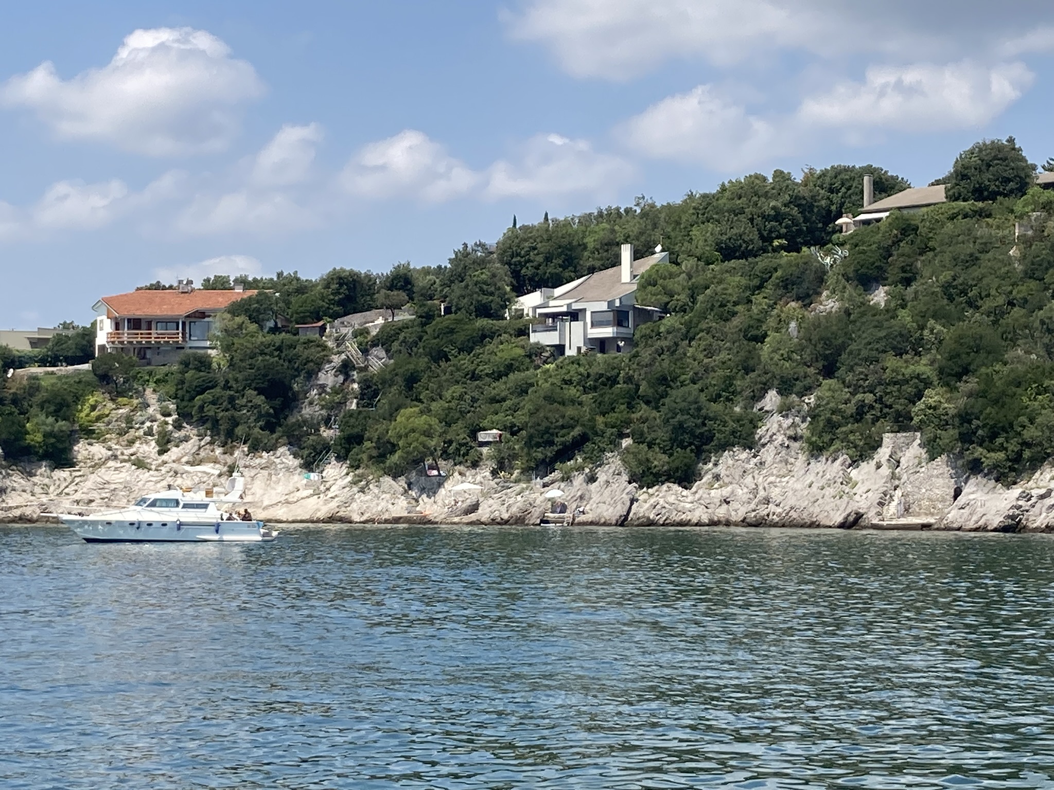 Veduta dal golfo con, a sinistra, la villa Bacchelli