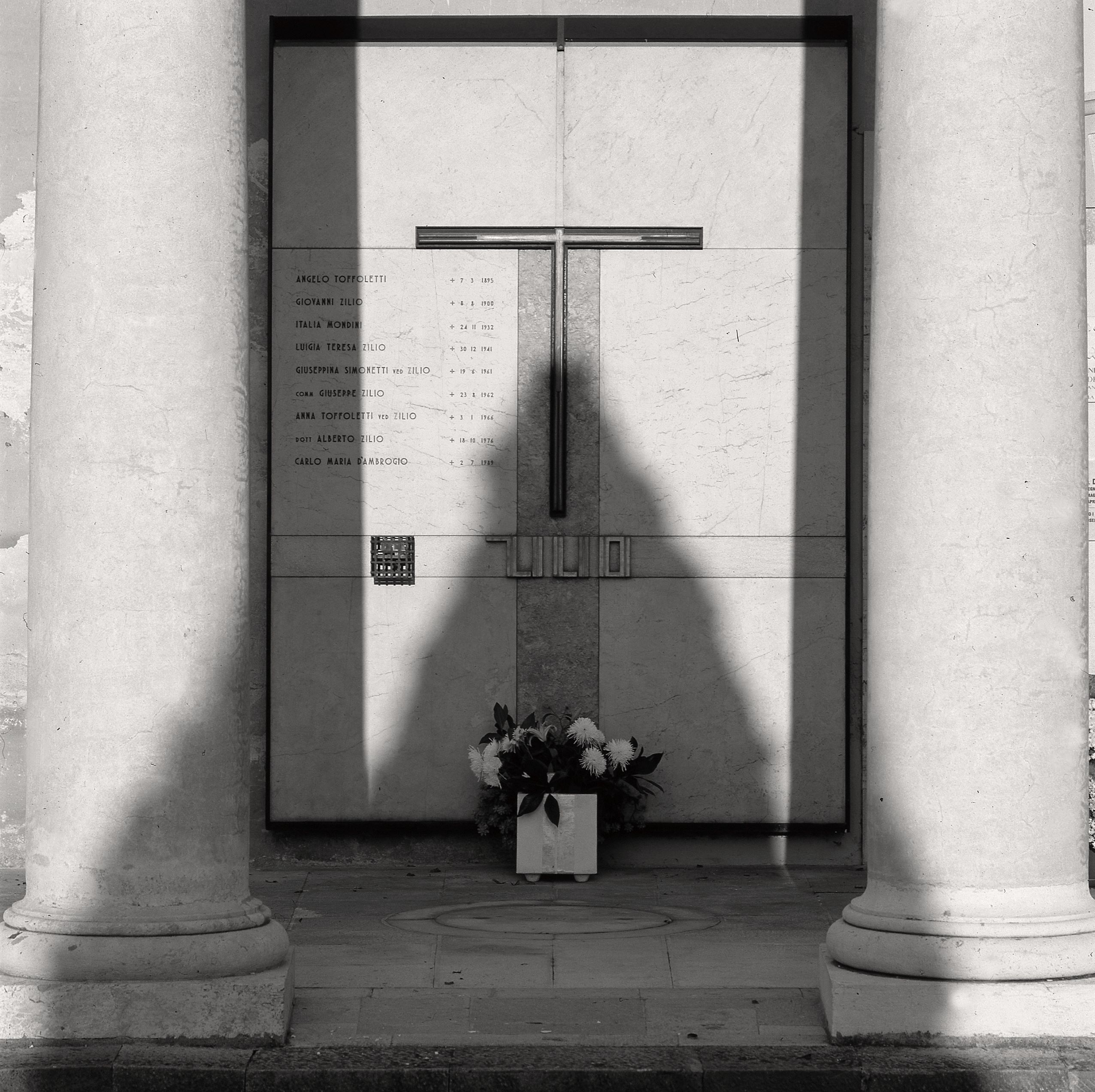Veduta con le colonne del portico nord-est 