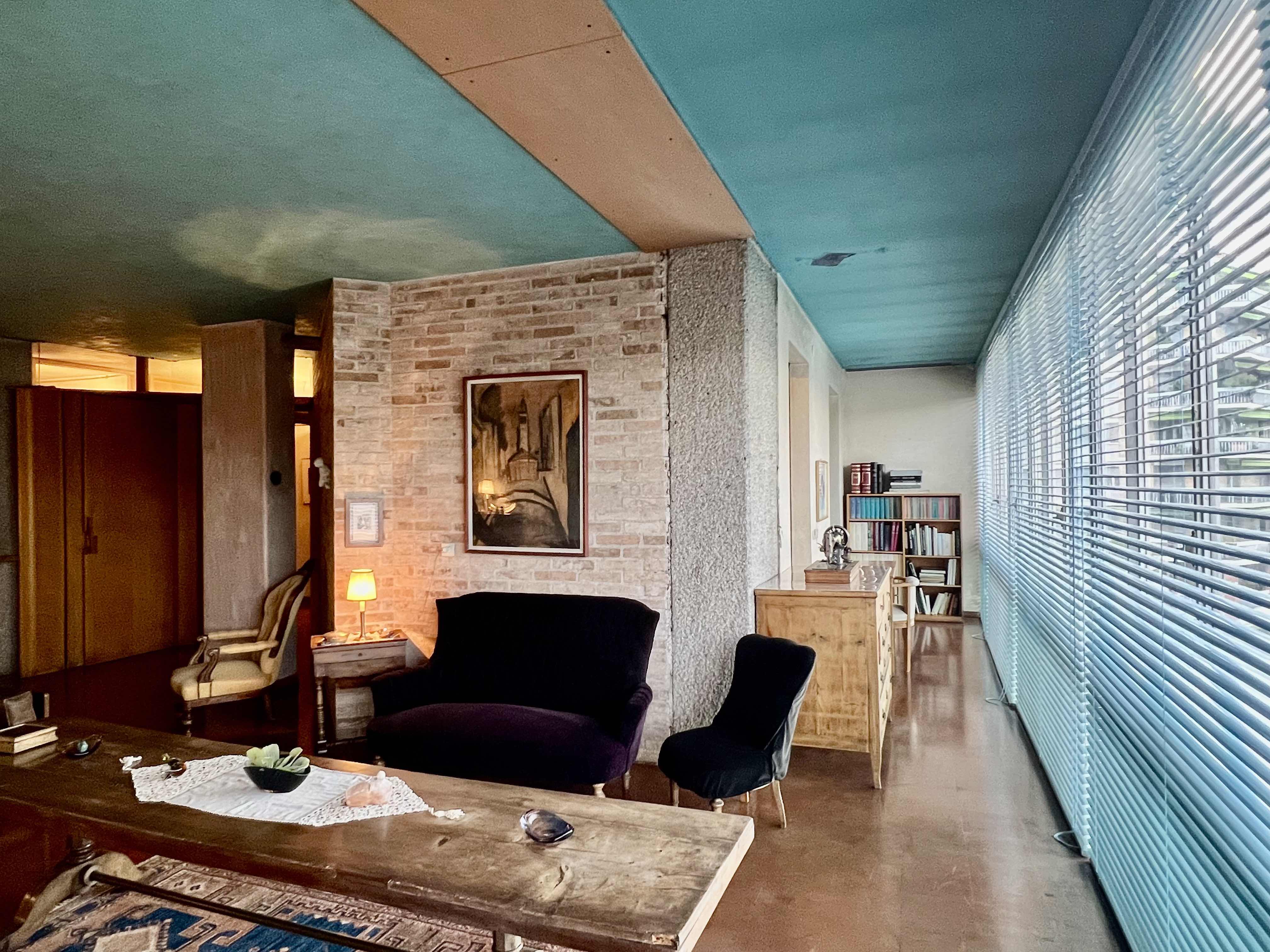 Veduta dal soggiorno verso il fondo dell'appartamento 