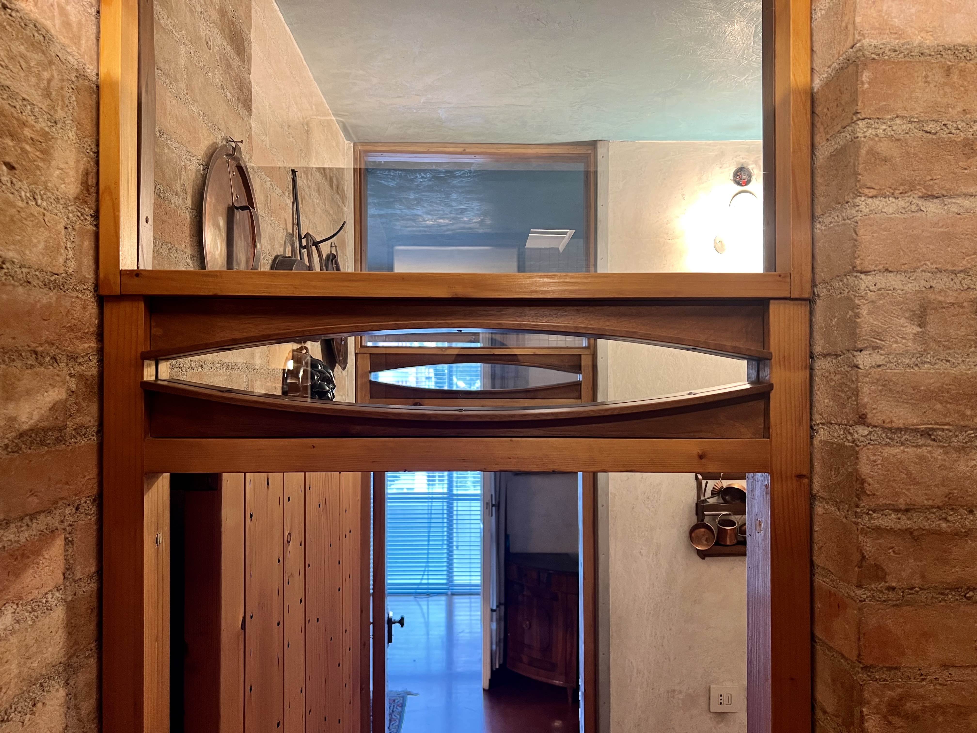 Motivo ligneo a mandorla allungata dei soprapporta 