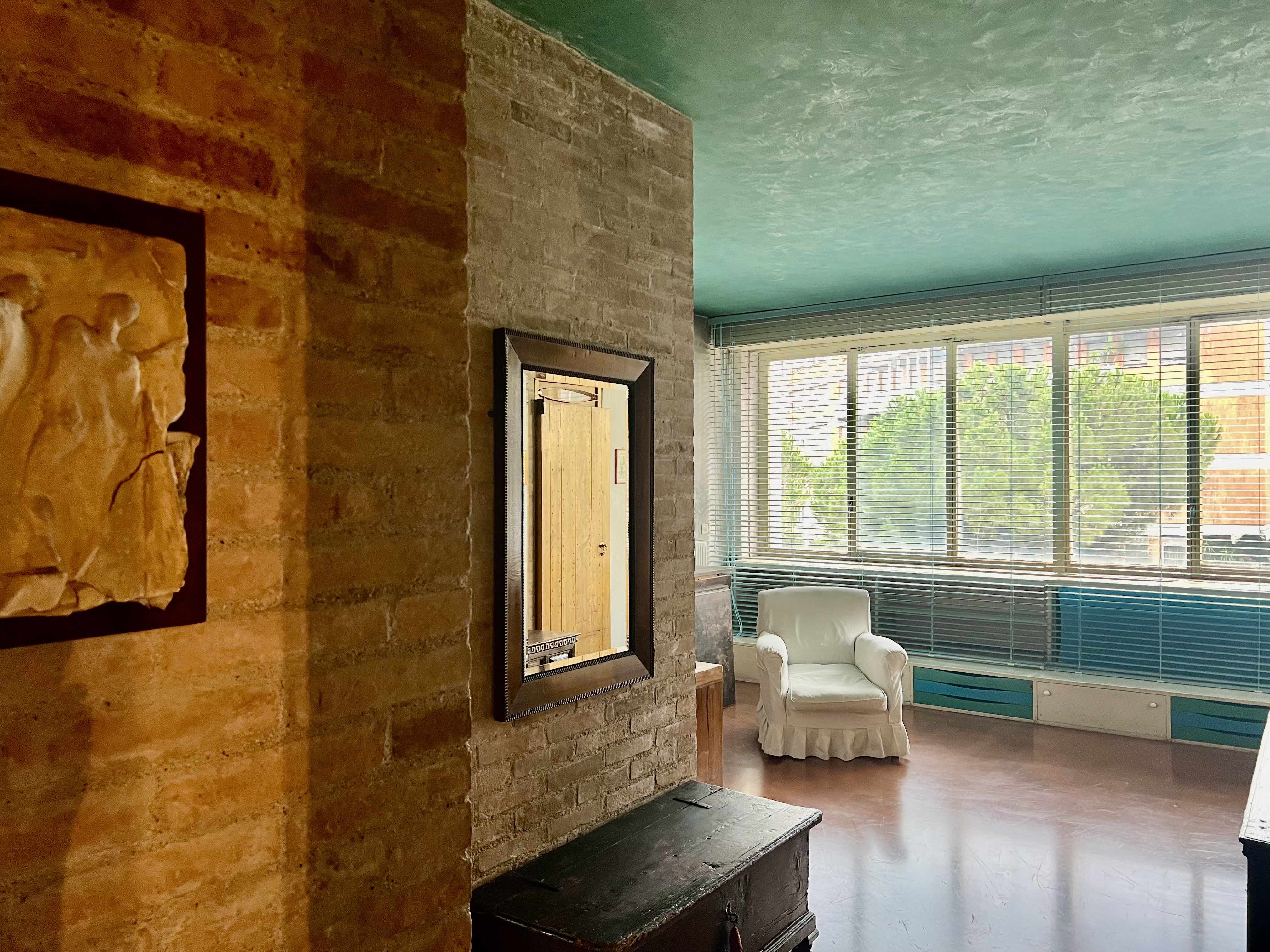 Veduta dello studio d'artista verso la vetrata 