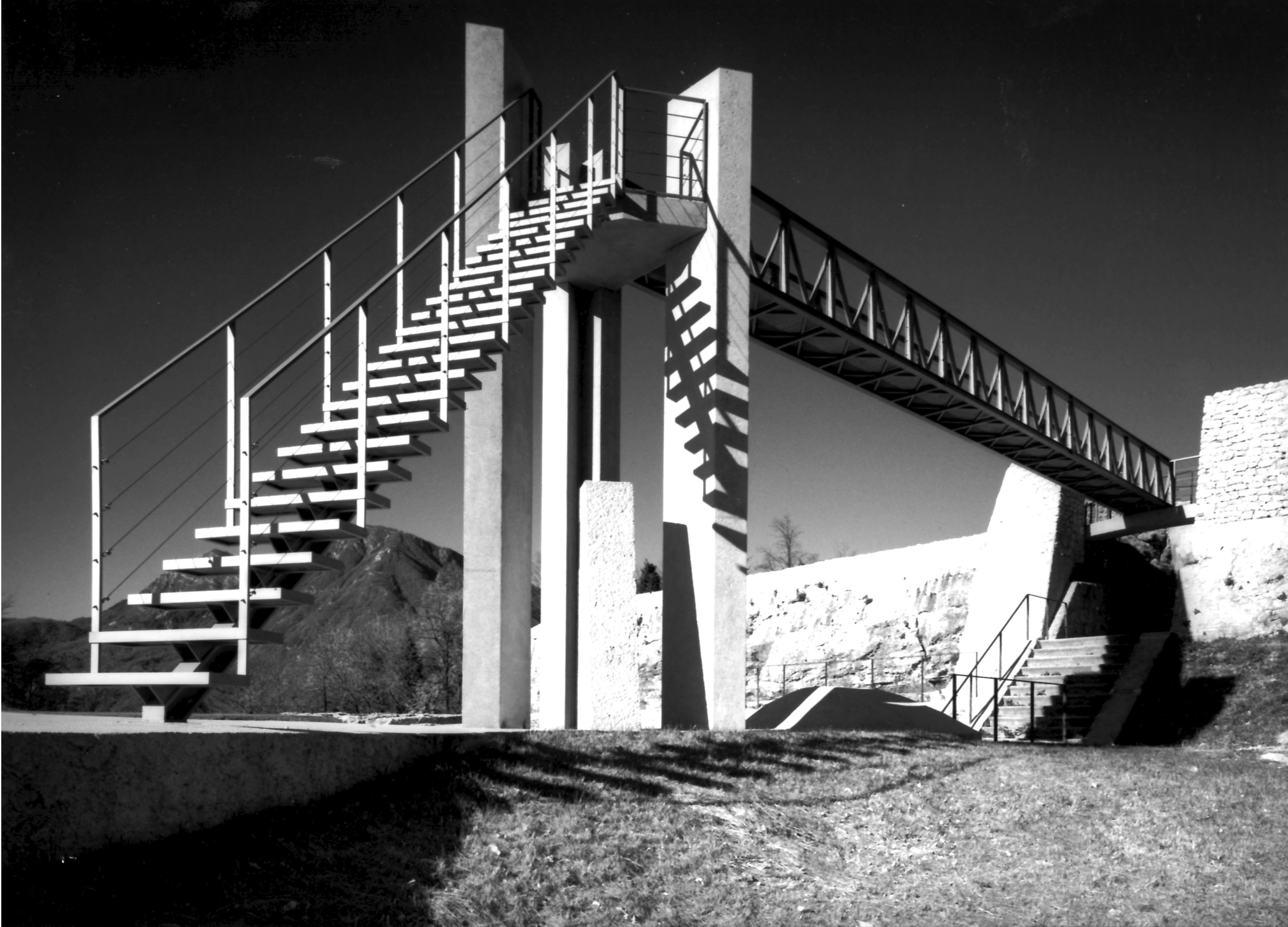 Il complesso Castel novo-Forte corazzato: particolare della scala e del ponte