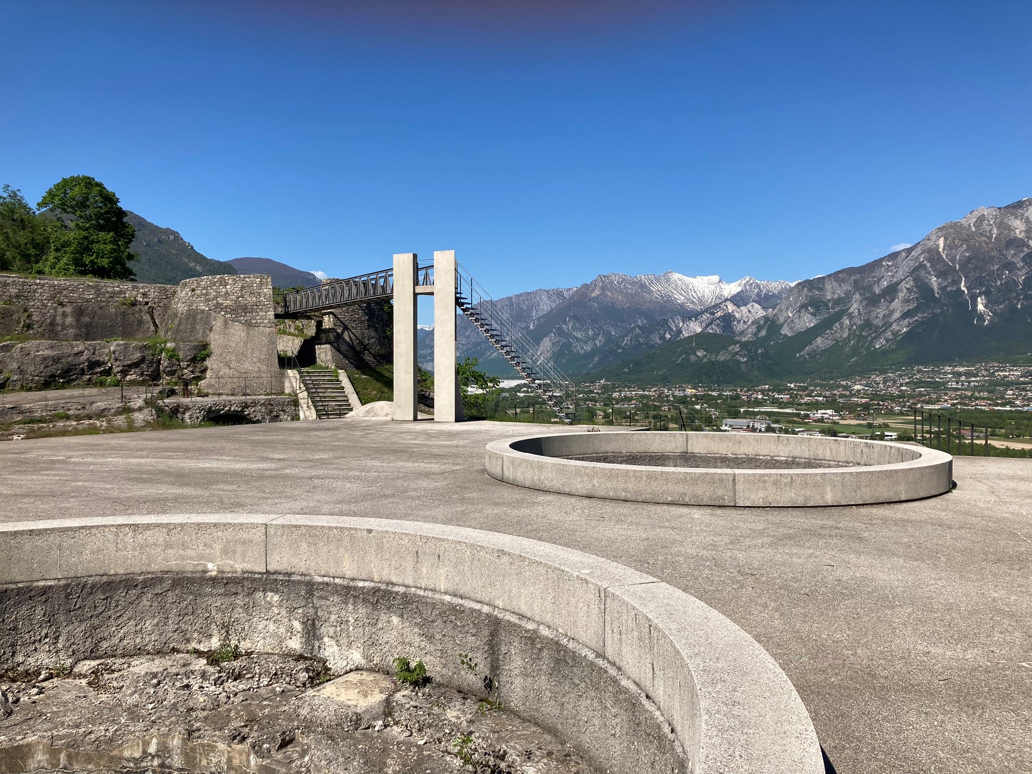 Veduta dal piazzale panoramico del complesso Castel novo-Forte corazzato