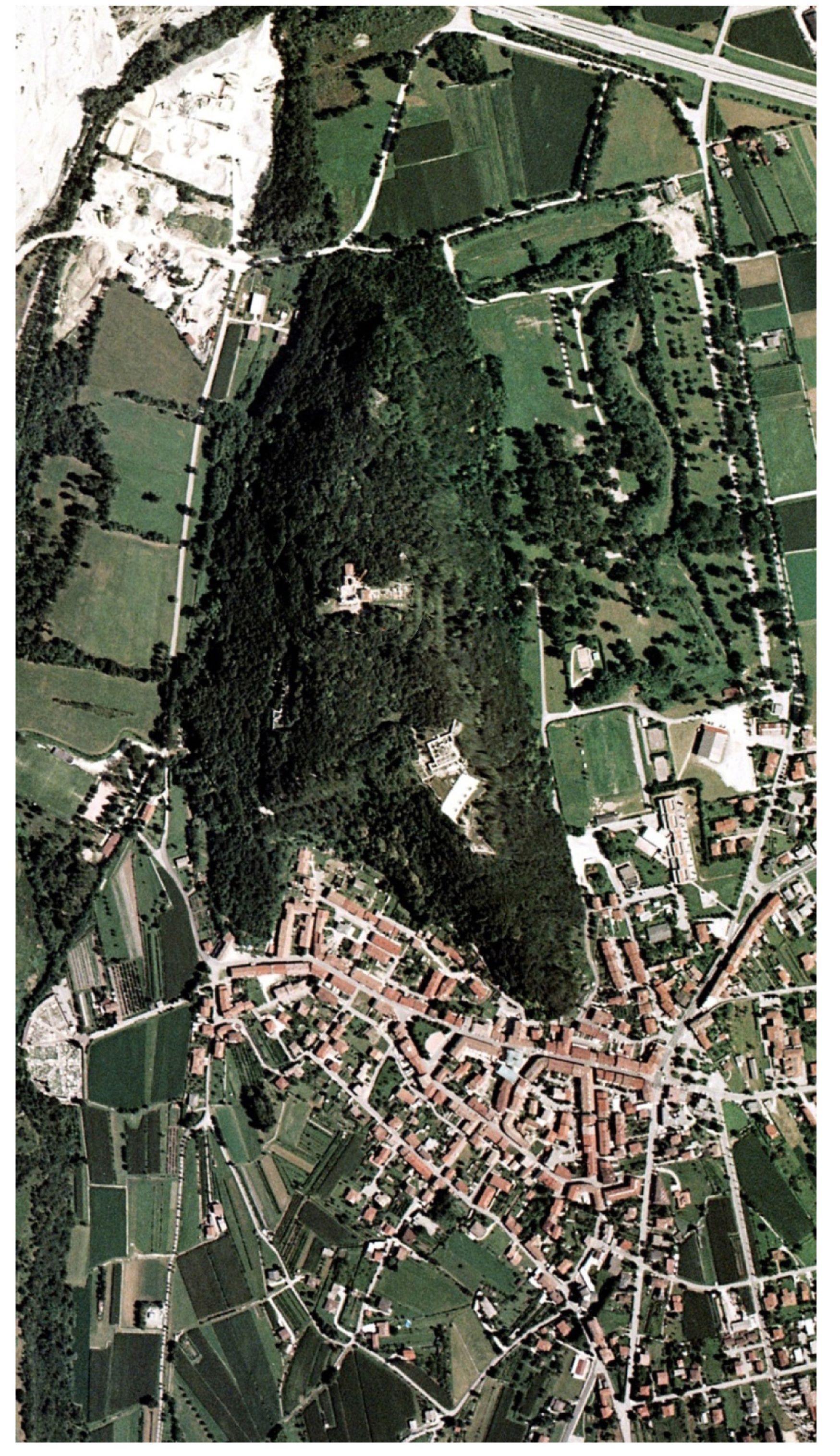 Il colle e il paese di Osoppo agli inizi degli anni Ottanta del secolo scorso 