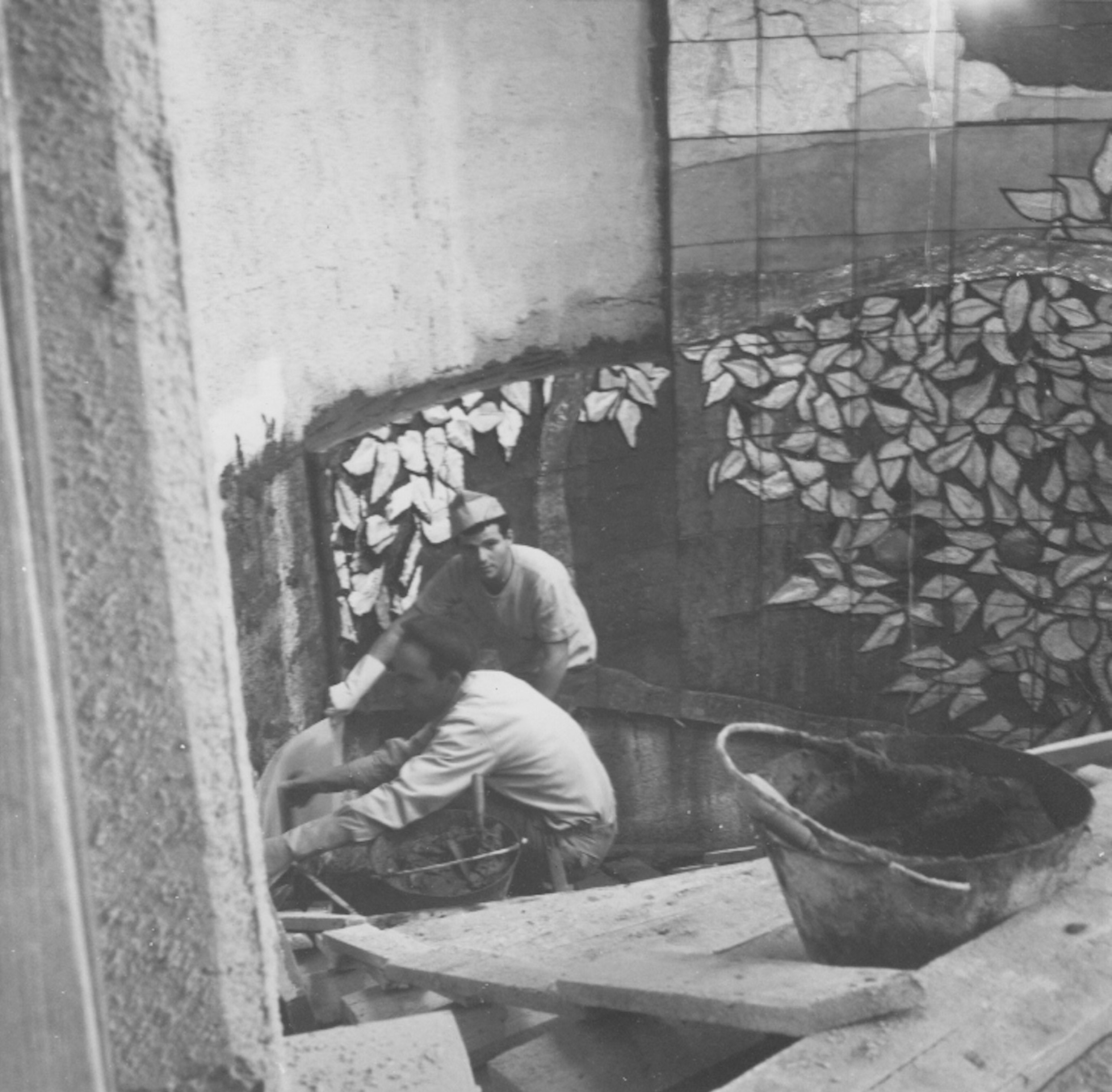 Lavori di montaggio del rivestimento ceramico della scala elicoidale 