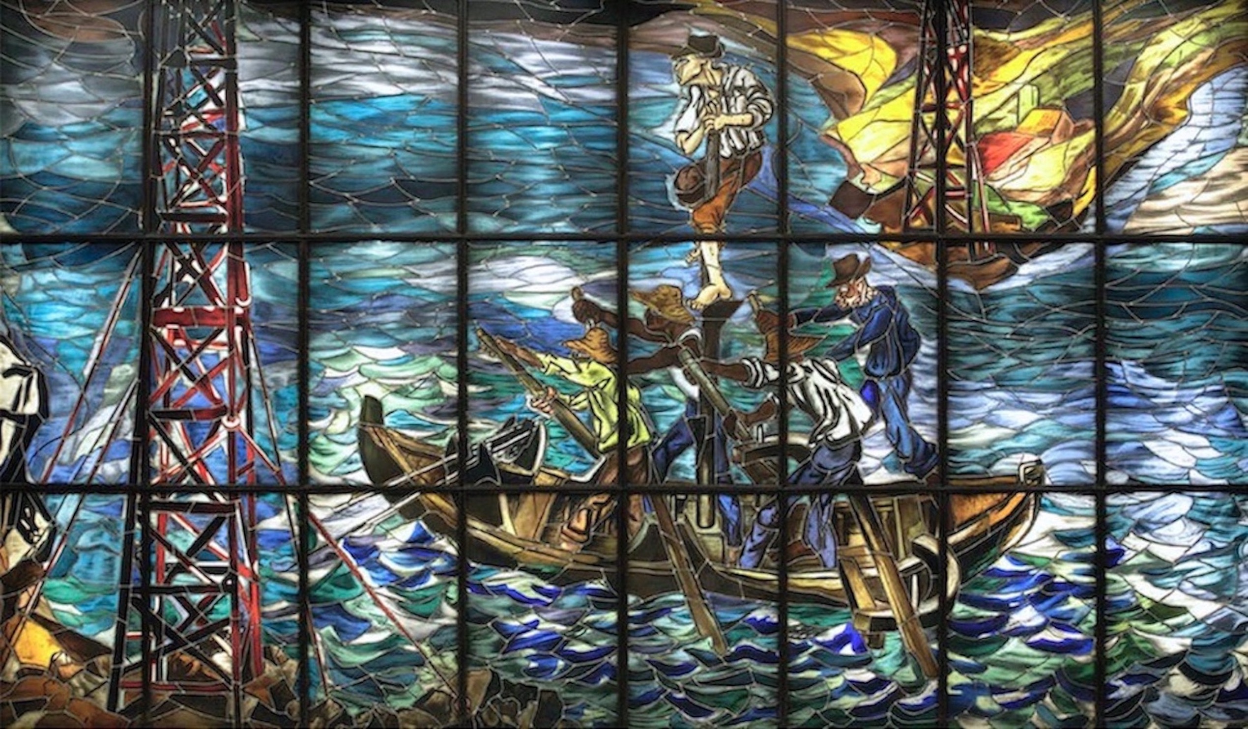 Vetrata nella parete di fondo del Salone del Pubblico