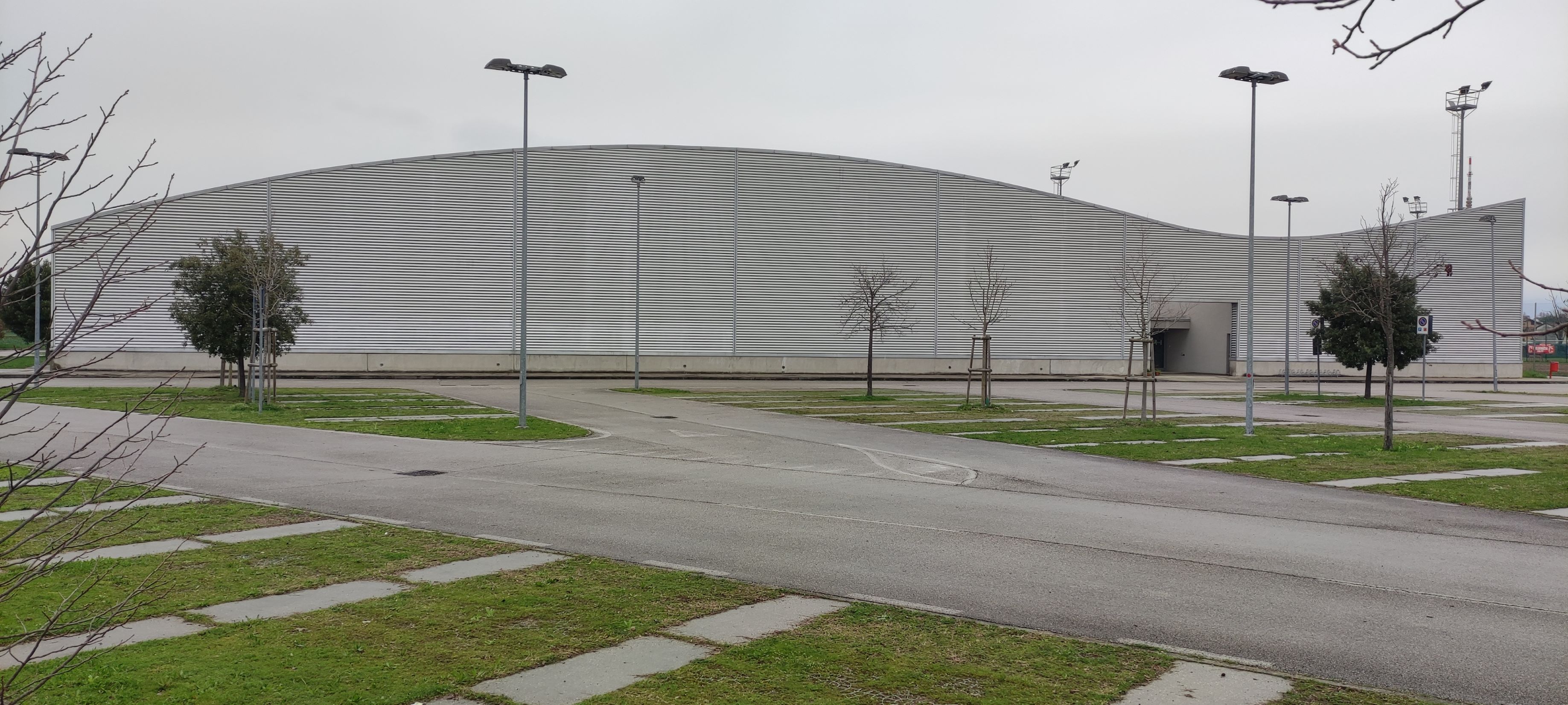 Vista dell'edificio dal parcheggio