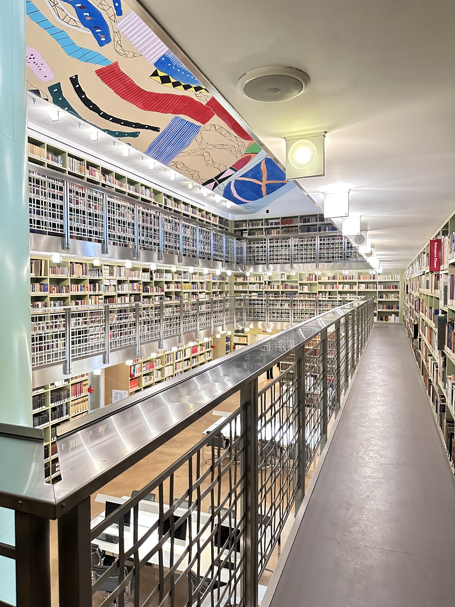 Veduta dal ballatoio della biblioteca