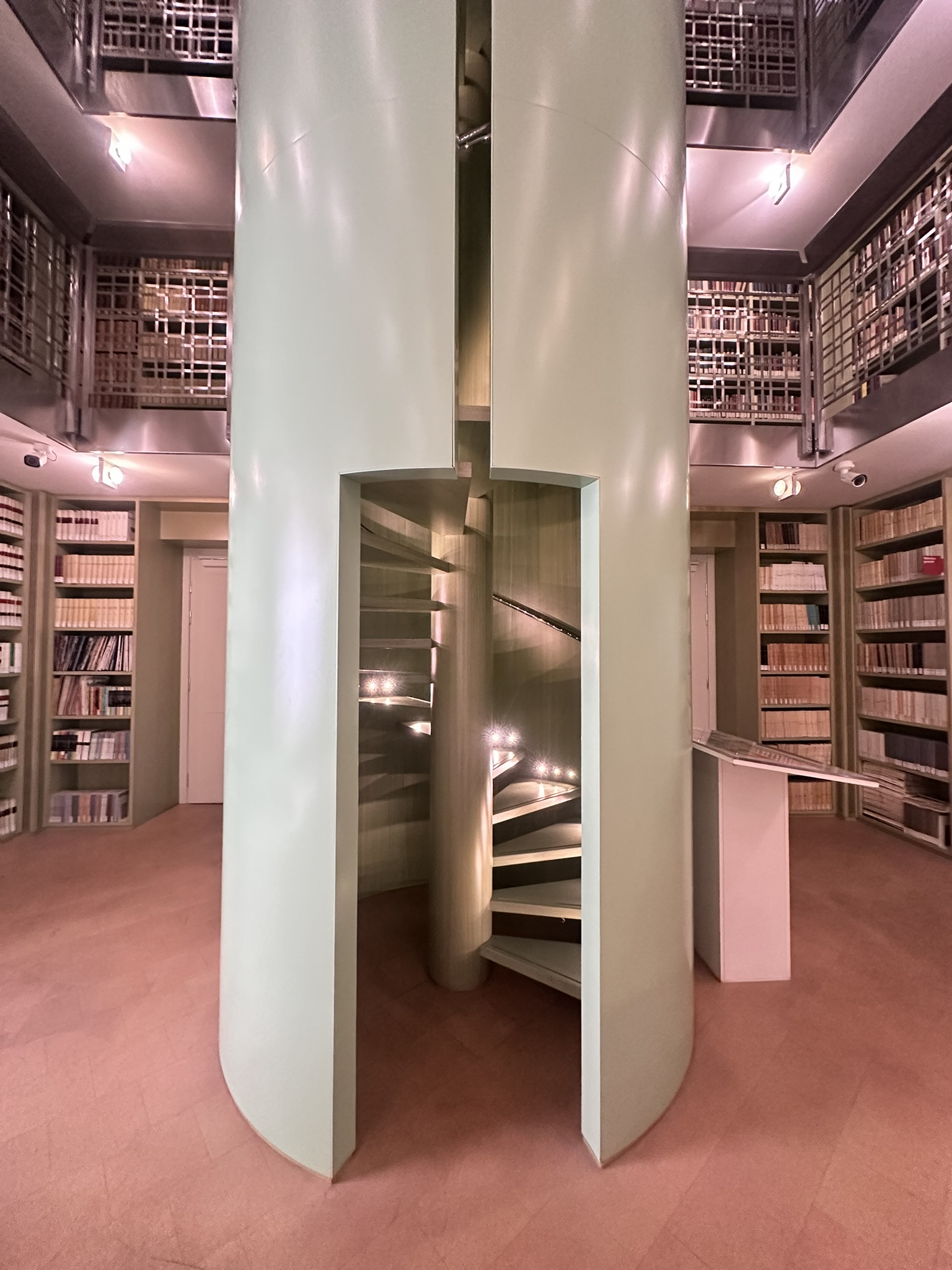 Veduta della scala nella biblioteca
