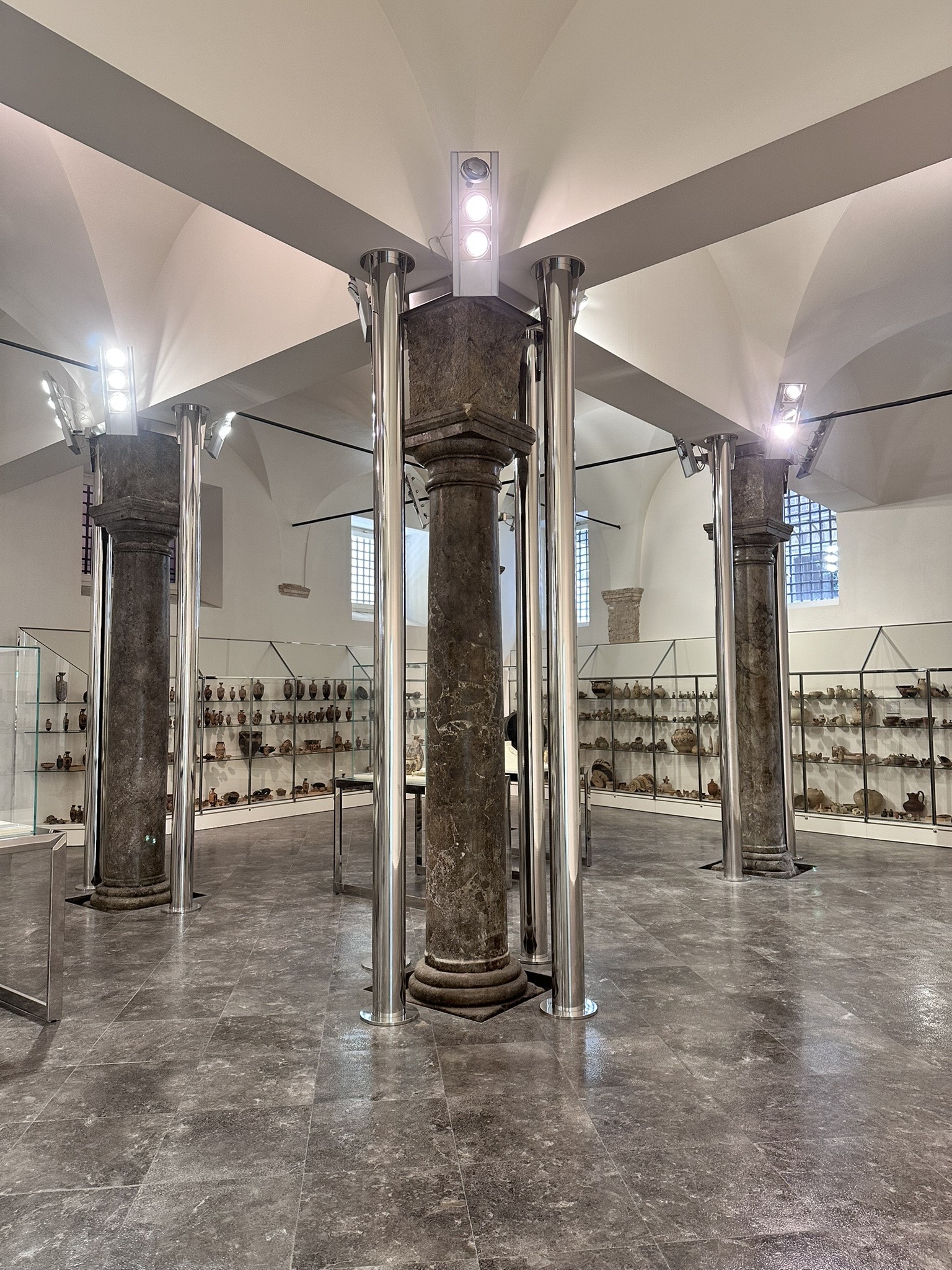 Veduta di dettaglio del consolidamento delle colonne della cavallerizza