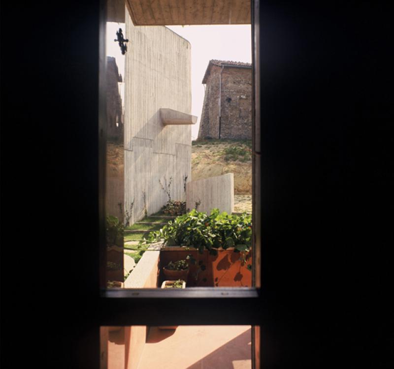 Vista sull'esterno: pareti ad intonaco bianco grosso, pavimenti in cotto. Casa alla Mucciatella, Quattro Castella, Reggio Emilia