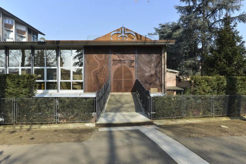 Dettaglio del fronte della chiesa