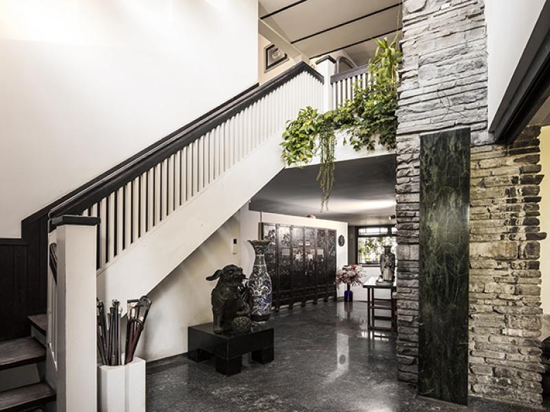 Veduta interna dell’ingresso con la scala che conduce al piano superiore, edificato nel 1964