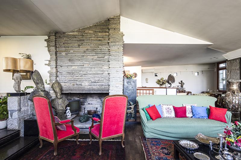 Particolare del salotto con uno dei camini presenti nel setto centrale