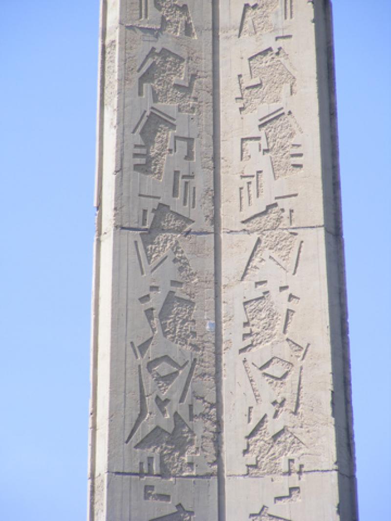 particolare stele d'Annunziana decorata da disegni geometrici ottenuti sottosquadro