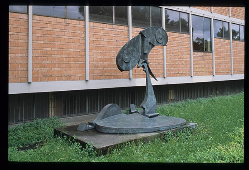 Scultura di Quinto Ghermandi nel cortile interno dell’edificio