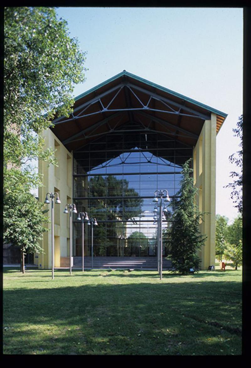 Veduta del prospetto Sud dell’Auditorium con vetrata alle spalle del palcoscenico