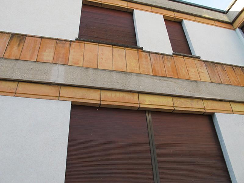 Dettaglio fasce di conci in cotto in facciata, Casa Corini, Parma