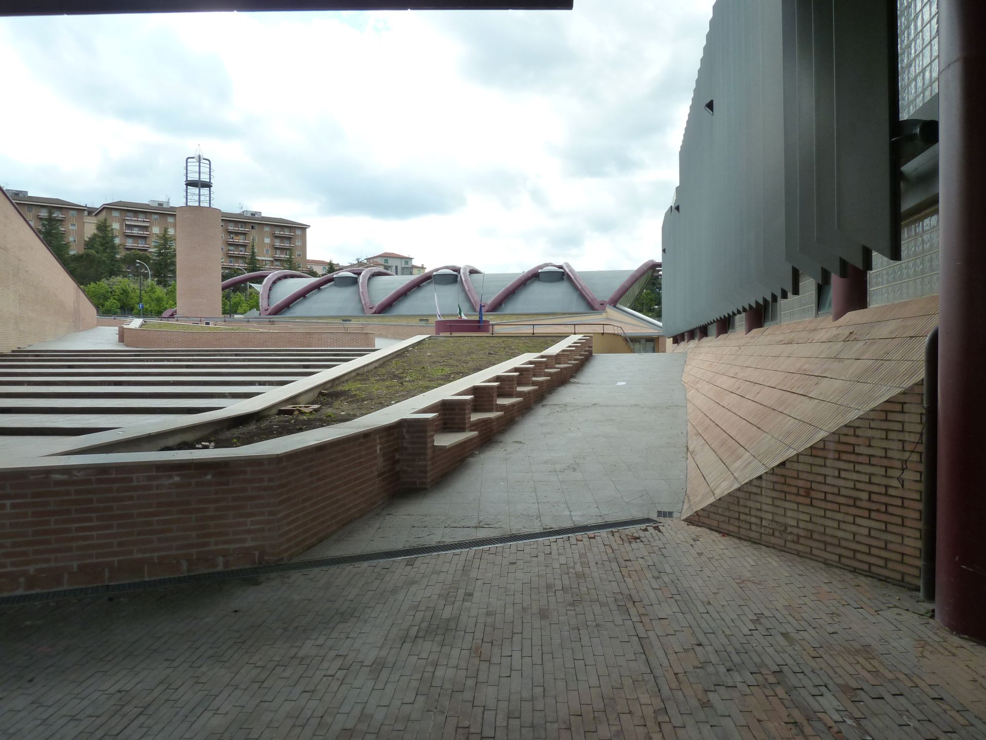 Biblioteca - brisoleil e rampa posti sul fronte sud