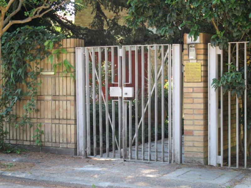 Dettaglio della tessitura dei mattoni della recinzione