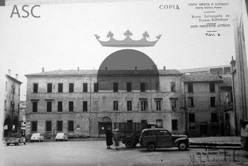 Palazzo Modoni prima della sua demolizione. Al suo posto sarà costruito il palazzo SADE