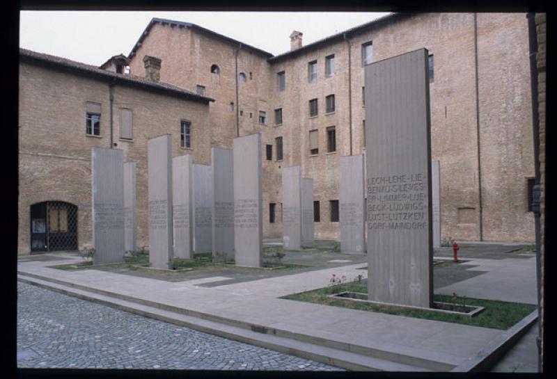 Vista delle steli nel cortile