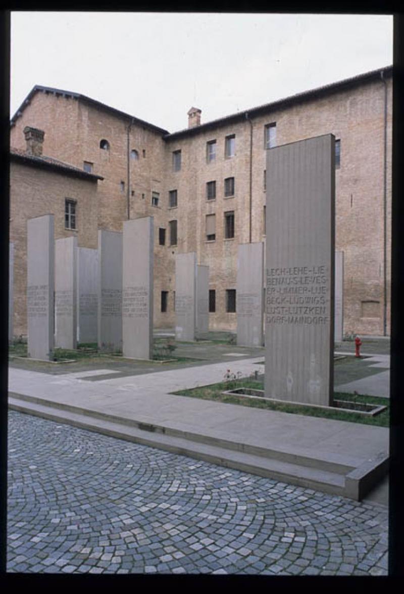 Vista delle steli nel cortile