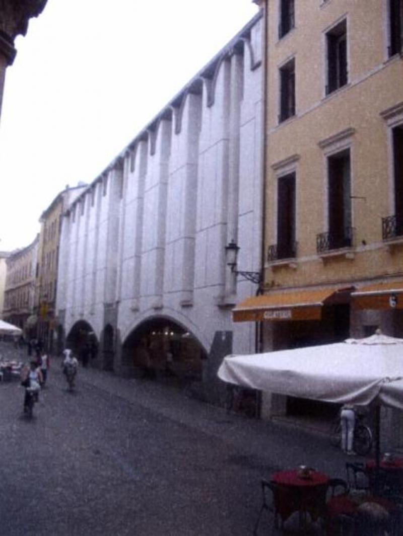 vista della facciata su Via Roma